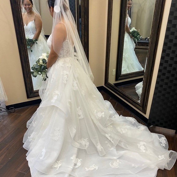 BRAND NEW NEVER WORN BRIDAL DRESS - Picture 1 of 8